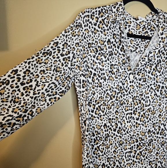 GAP 100% Viscose Animal print long sleeve button down top Size Medium - Picture 7 of 11